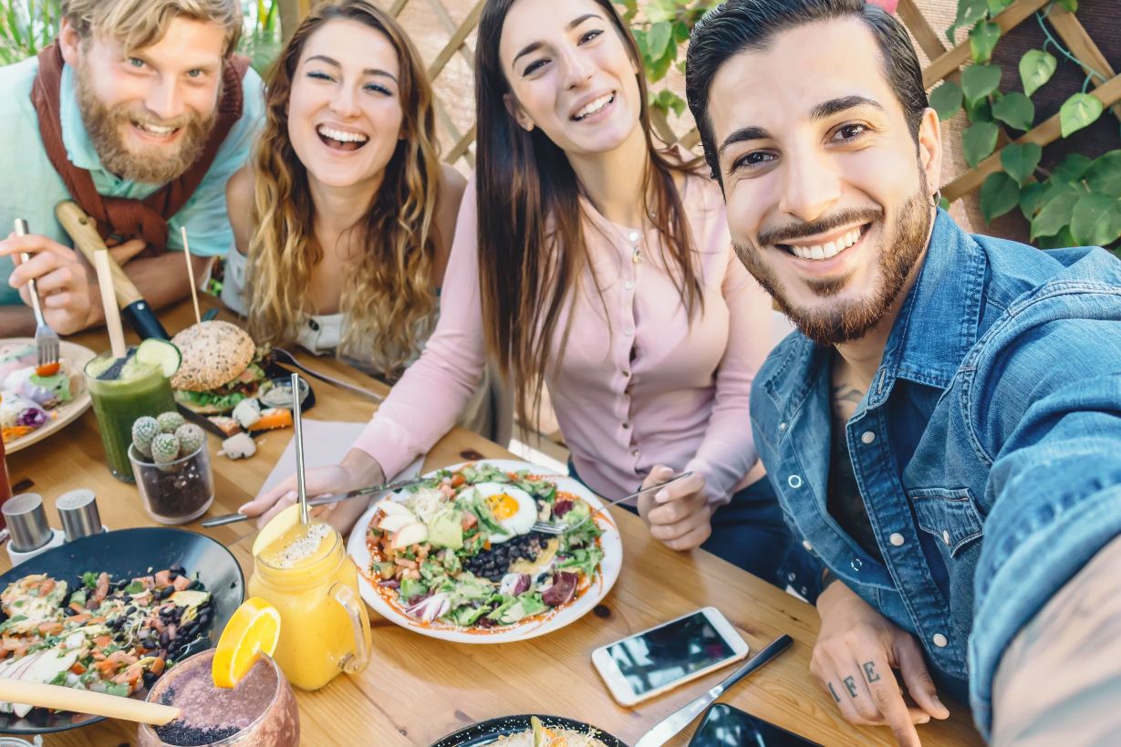 Groupe d'amis qui mangent au restaurant