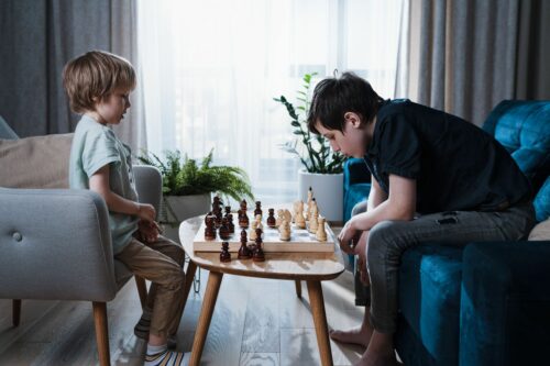 Deux jeunes garçons qui jouent aux echecs