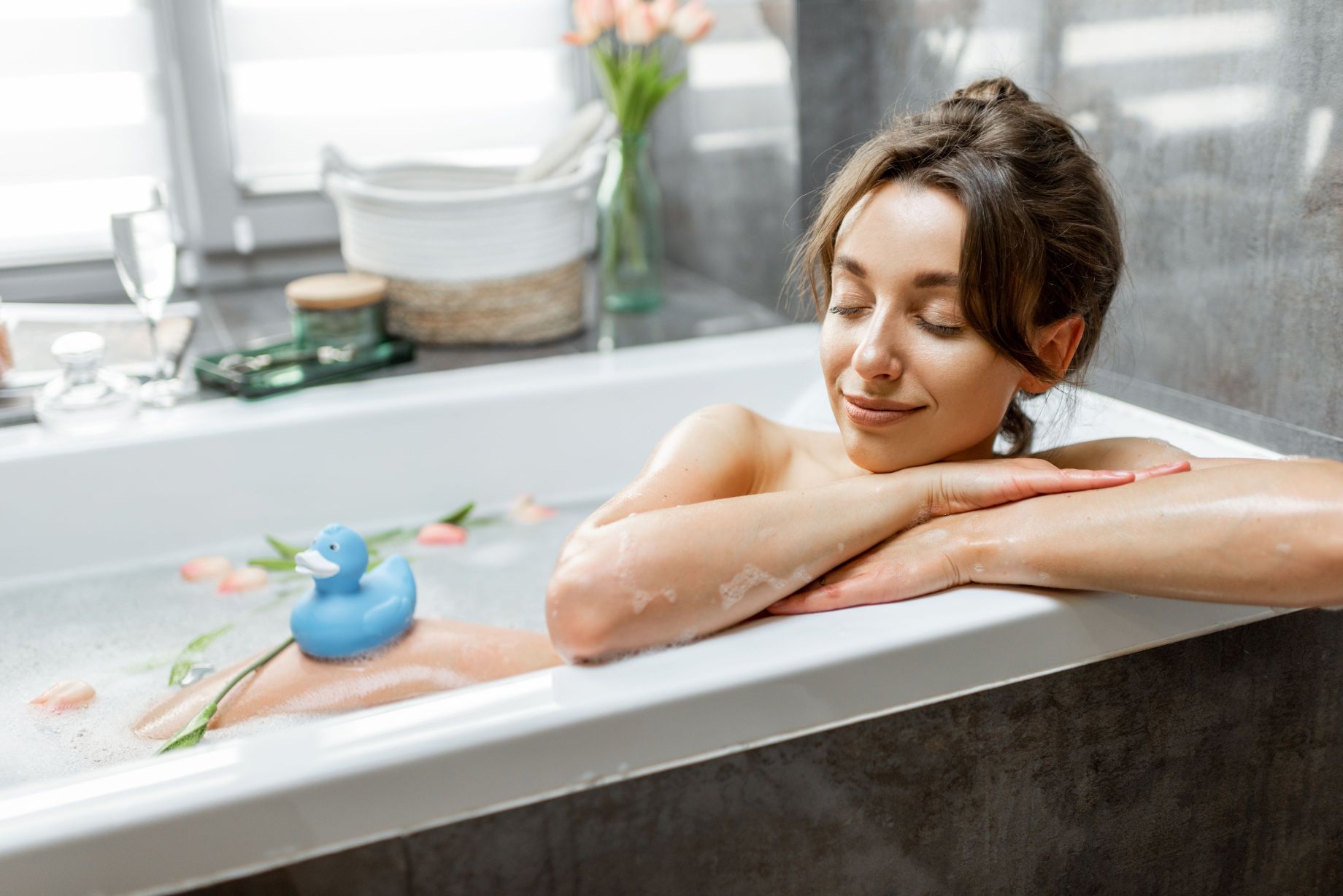 Femme détendue dans son bain