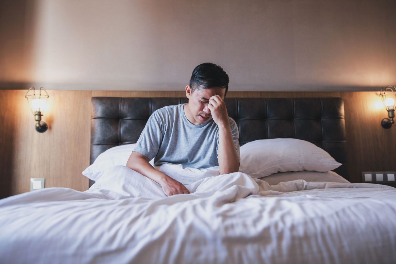 Jeune homme souffrant de mal de tête matinal