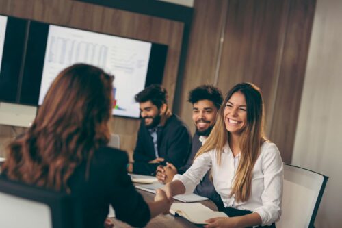 Personnes souriantes et de bonne humeur au bureau