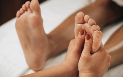 Réflexologie plantaire : Stimuler les points de pression des pieds et soulager les tensions
