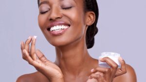 Femme qui s'hydrate la peau