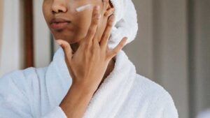 Femme qui s'hydrate la peau
