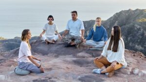 Groupe de personne qui médite