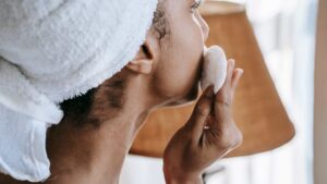 Femme en pleine routine beauté