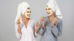 Deux femmes qui font un masque