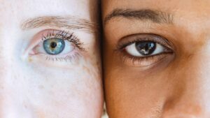 Yeux bleu et marrons