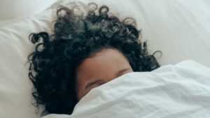 Femme qui dort dans son lit