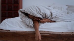 Femme qui dort dans son lit