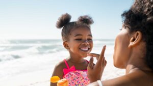 Crème solaire sur petite fille