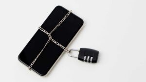 Téléphone sous cadenas