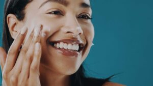 Femme qui s'hydrate la peau