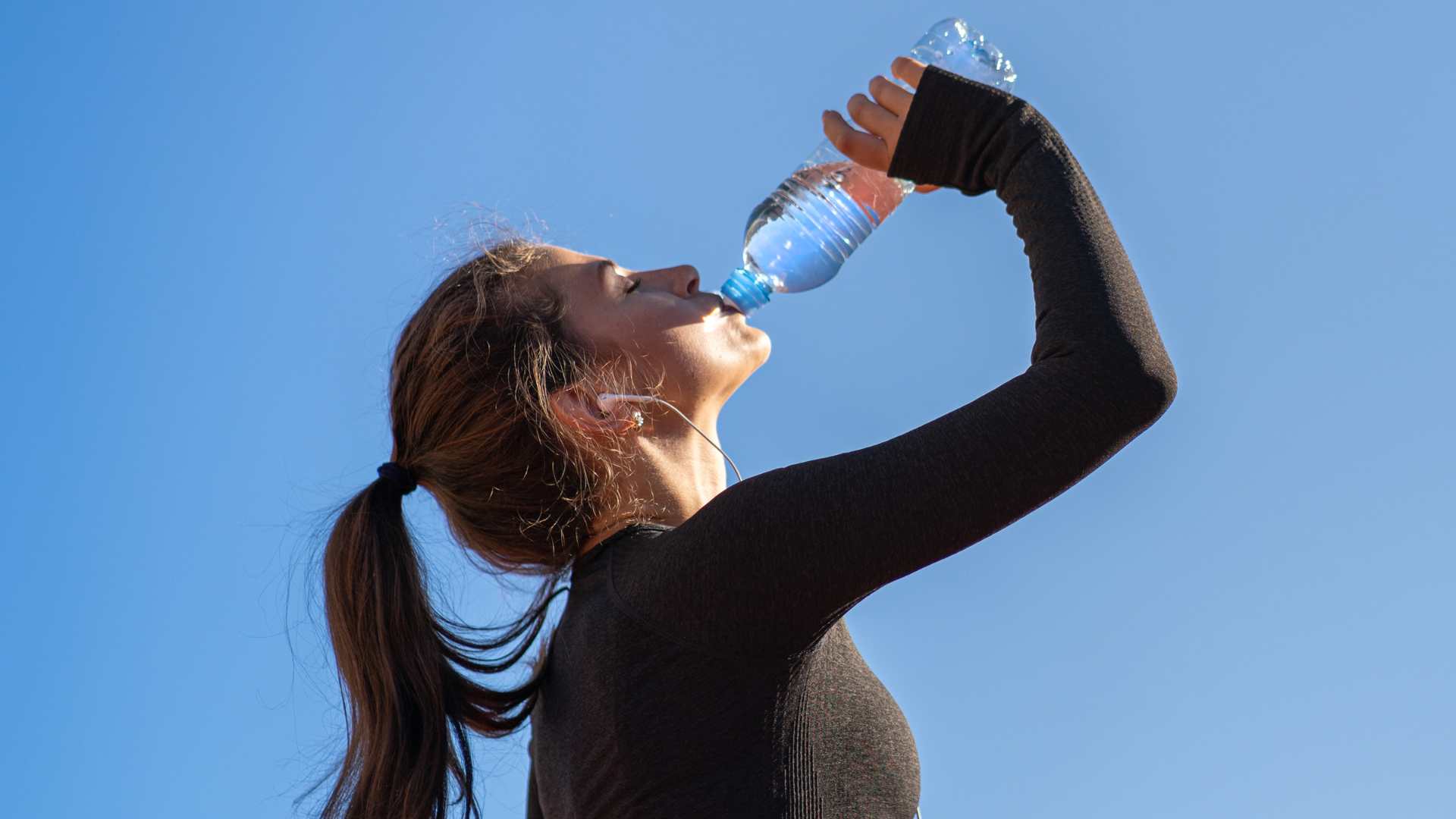Femme qui boit de l'eau