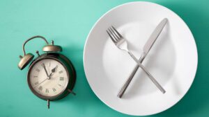 Assiette avec une horloge à côté