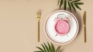 Assiette avec une horloge dedans