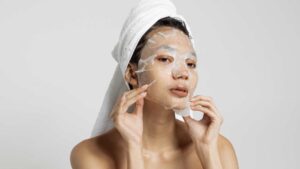 Femme avec un masque en tissue