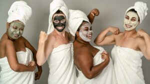 Groupe de femmes avec des masques pour la peau