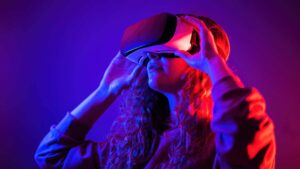 Femme qui porte un casque VR