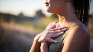 Femme qui fait des exercices de respiration