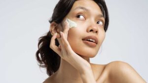Femme qui s'hydrate la peau