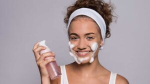 Femme qui se nettoie la peau
