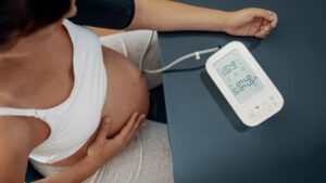 femme enceinte qui fait des tests médicaux
