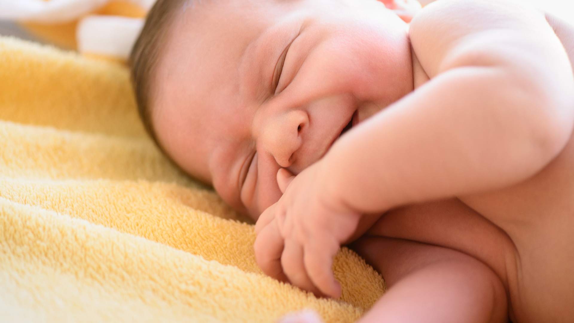 Bébé sur une couverture jaune