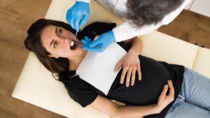 Femme enceinte chez le dentiste