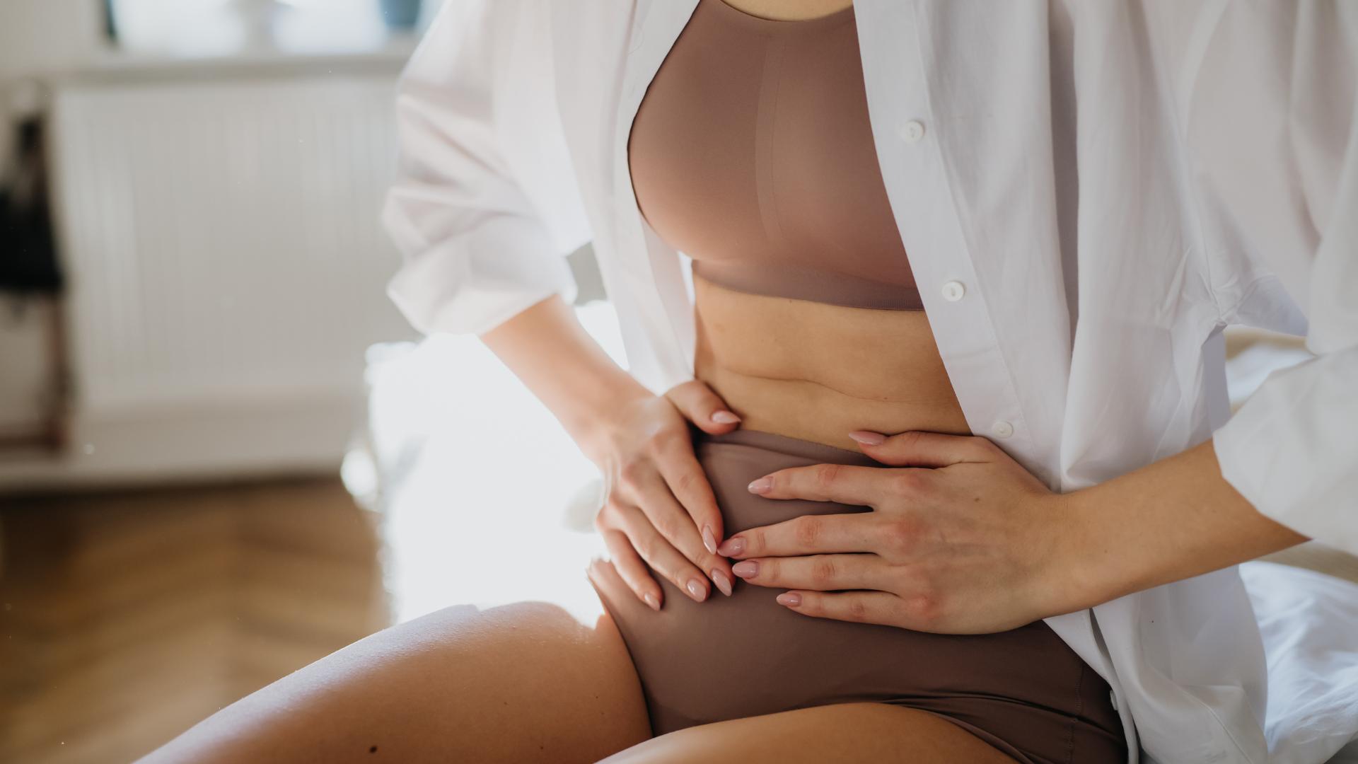 Femme qui se tient le ventre