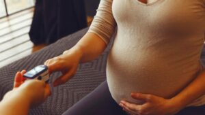 femme enceinte qui fait des tests médicaux