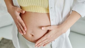 Femme enceinte avec un haut jaune