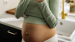 Femme enceinte avec un haut vert