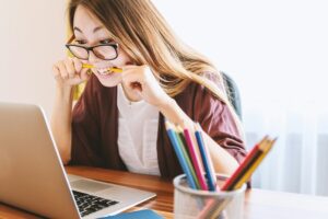 Femme qui stress devant son ordinateur