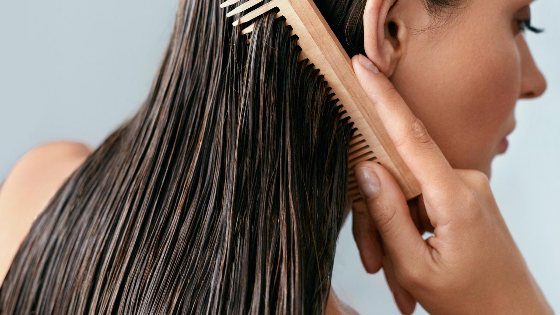 Femme avec un soin capillaire