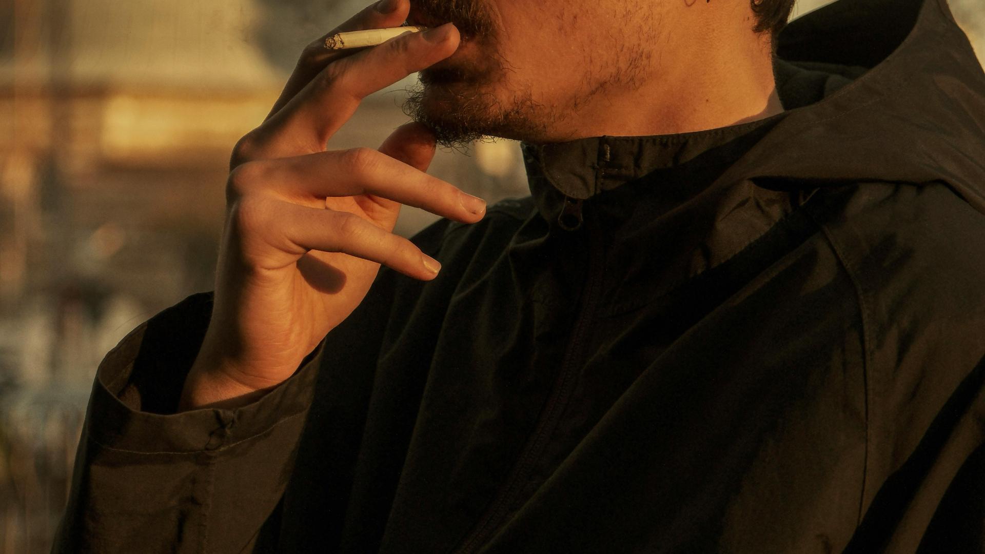 danger de la cigarette fumer Jeune homme qui fume une cigarette