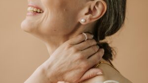 Femme avec une peau mature