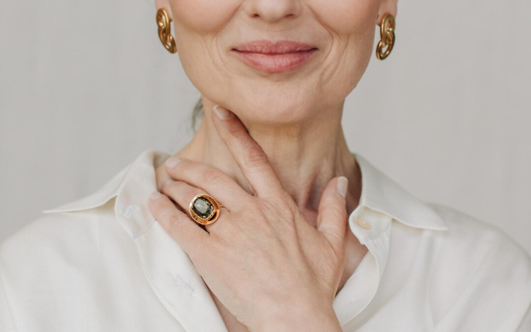 Peau mature : conseils pour une routine anti-âge efficace après 50 ans