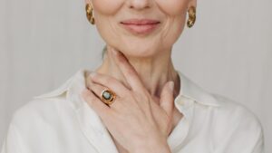 Femme avec une peau mature
