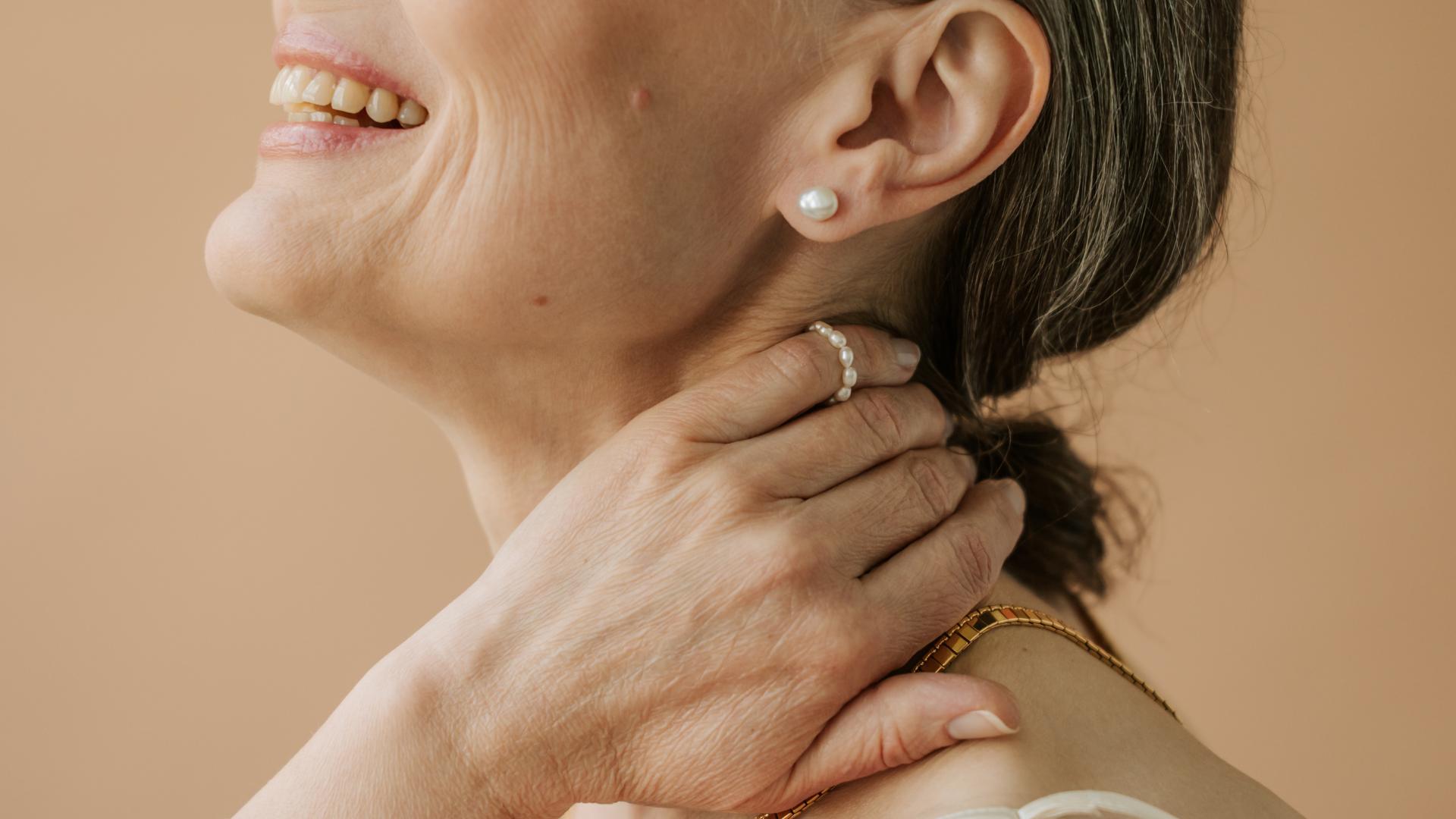 Femme avec une peau mature